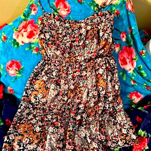 ADORABLE FLORAL SUMMER DRESS - Picture 1 of 5